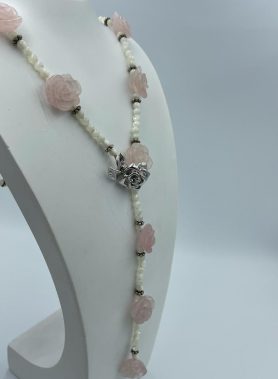 Collana con rose in quarzo rosa sfere in madreperla