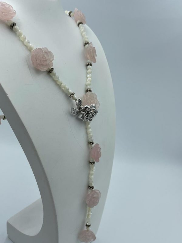 Collana con rose in quarzo rosa sfere in madreperla