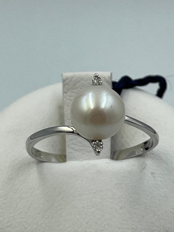 Anello in oro bianco 18 kt con perla coltivata