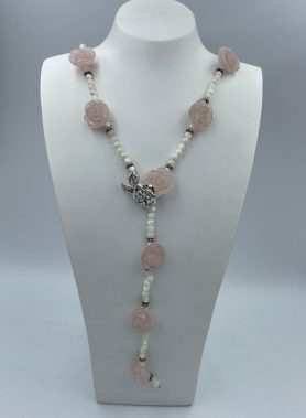 Collana con rose in quarzo rosa sfere in madreperla