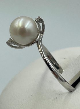 Anello in oro bianco 18 kt con perla coltivata