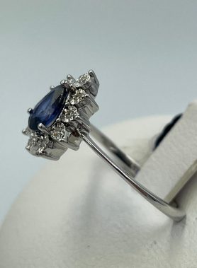 Anello in oro bianco 18 kt con zaffiro blu taglio goccia